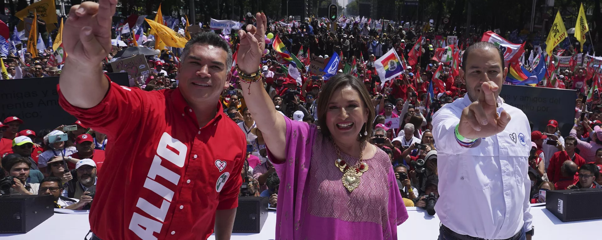 Alejandro Moreno, dirigente del PRI, Xóchitl Gálvez y Marko Cortés, dirigente del PAN - Sputnik Mundo, 1920, 13.06.2024