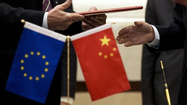 Banderas de la UE y China - Sputnik Mundo