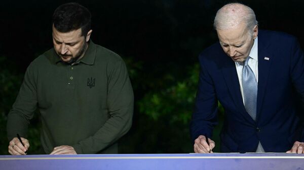 Zelenski y Biden firman acuerdo - Sputnik Mundo