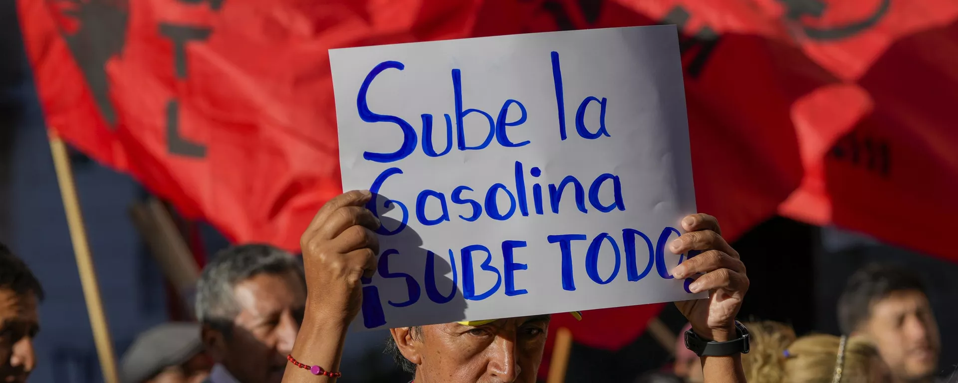 Un manifestante durante las protestas contra la suba del combustible en junio de 2024 - Sputnik Mundo, 1920, 14.06.2024