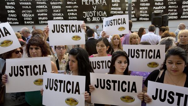 Personas se reúnen frente al centro comunitario judío AMIA pidiendo Justicia, en Buenos Aires, Argentina, 21 de enero de 2015 - Sputnik Mundo