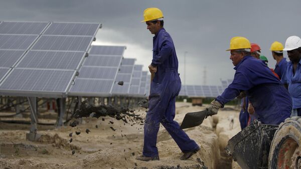 Trabajadores instalan una línea eléctrica de alta tensión que transportará la corriente generada por los paneles solares en Cienfuegos, Cuba  - Sputnik Mundo