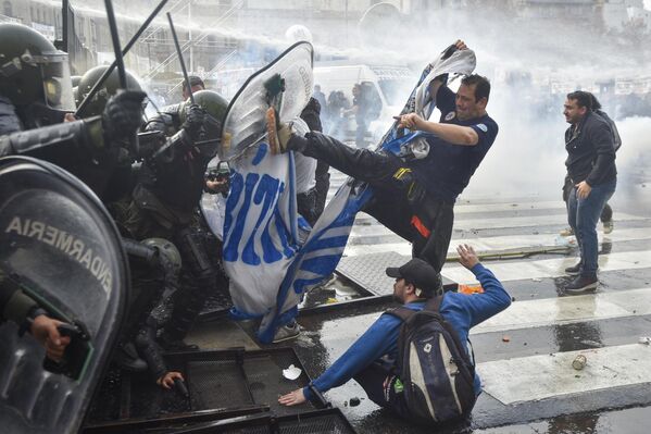 Manifestantes chocan con la policía en medio del debate sobre el proyecto de &#x27;ley bases&#x27;, en Buenos Aires, Argentina. - Sputnik Mundo
