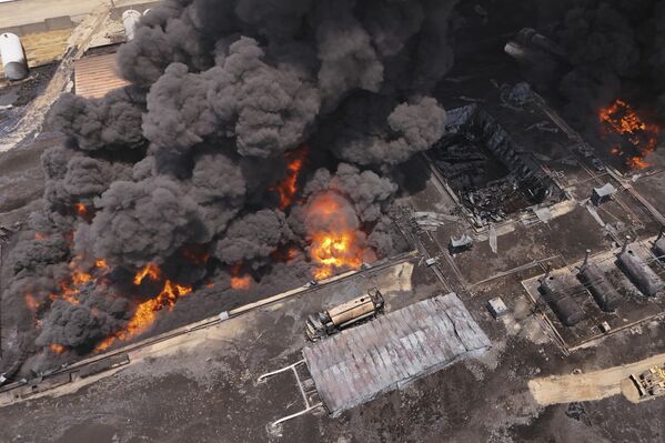 Incendio en una refinería de petróleo en Irak. - Sputnik Mundo