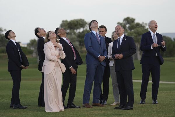 Los líderes de la cumbre del G7 en Italia se reúnen para observar el lanzamiento de un paracaidista. - Sputnik Mundo
