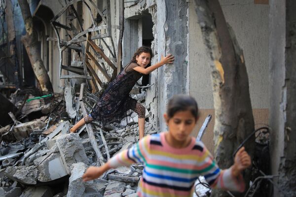 Una niña palestina en el centro de la Franja de Gaza. - Sputnik Mundo