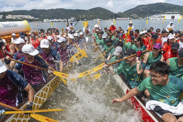Carrera anual de barcos dragón en honor del Festival de Tuen Ng en Hong Kong. - Sputnik Mundo