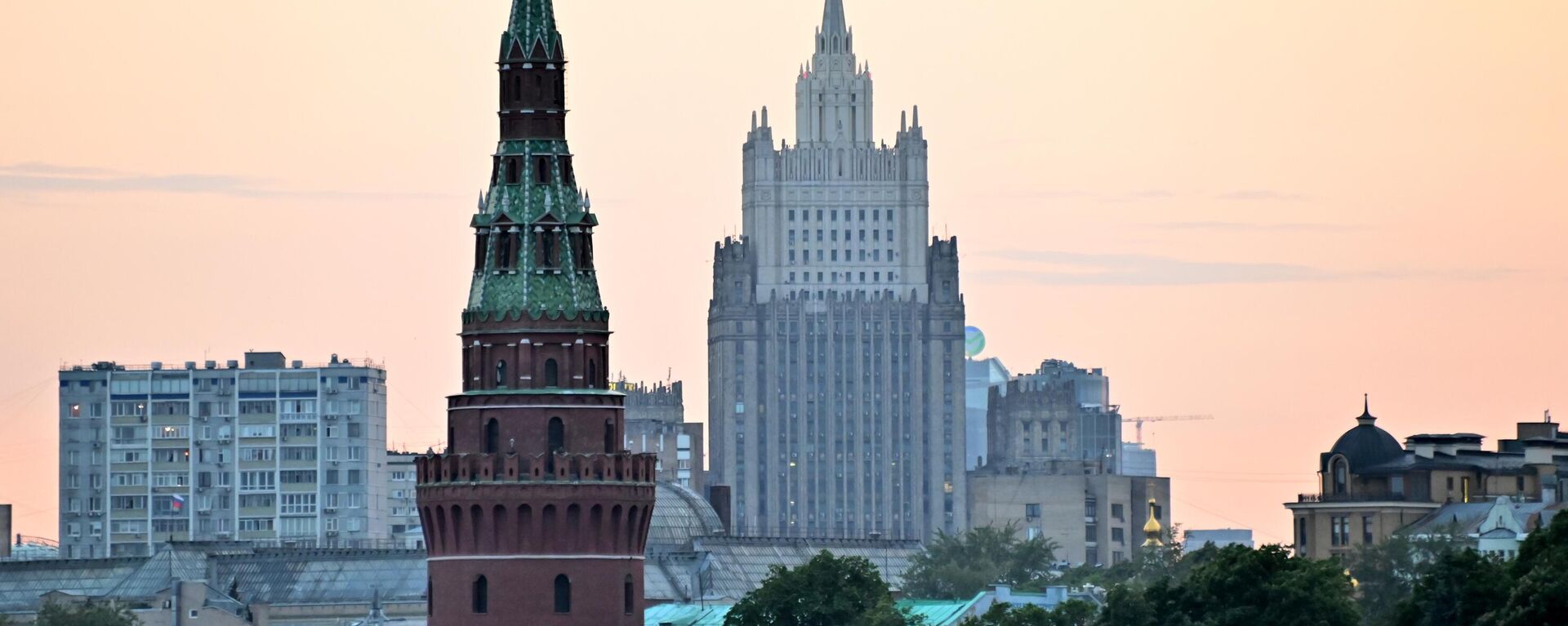 Edificio del Ministerio de Asuntos Exteriores de Rusia. Izquierda: Torre Vodovzvódnaya del Kremlin de Moscú - Sputnik Mundo, 1920, 01.07.2024