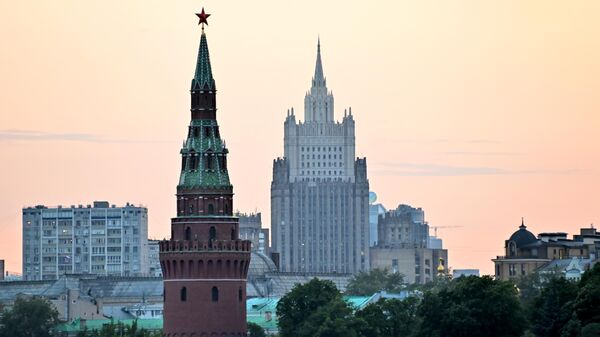 Edificio del Ministerio de Asuntos Exteriores de Rusia. Izquierda: Torre Vodovzvódnaya del Kremlin de Moscú - Sputnik Mundo