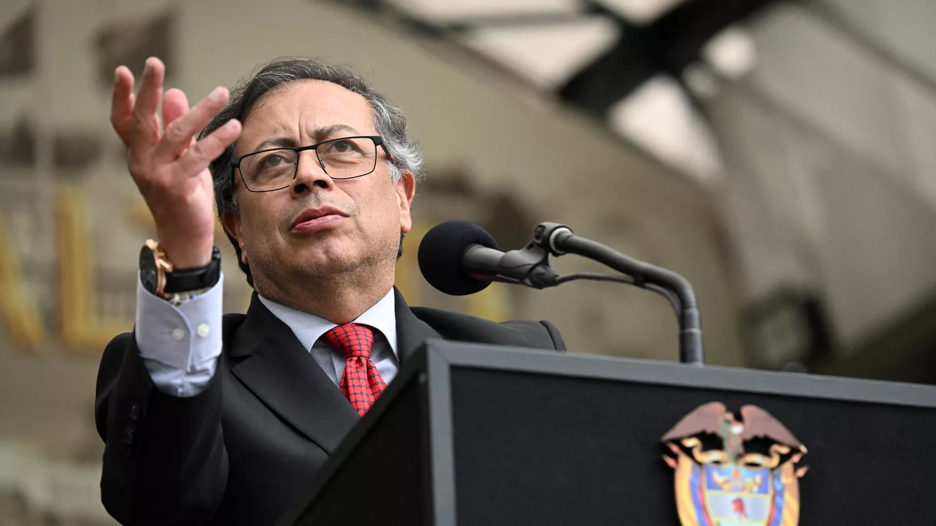 Gustavo Petro, presidente colombiano, pronuncia su discurso durante una ceremonia militar en la Escuela Militar José María Córdova de Bogotá, el 15 de diciembre de 2023 - Sputnik Mundo, 1920, 15.06.2024