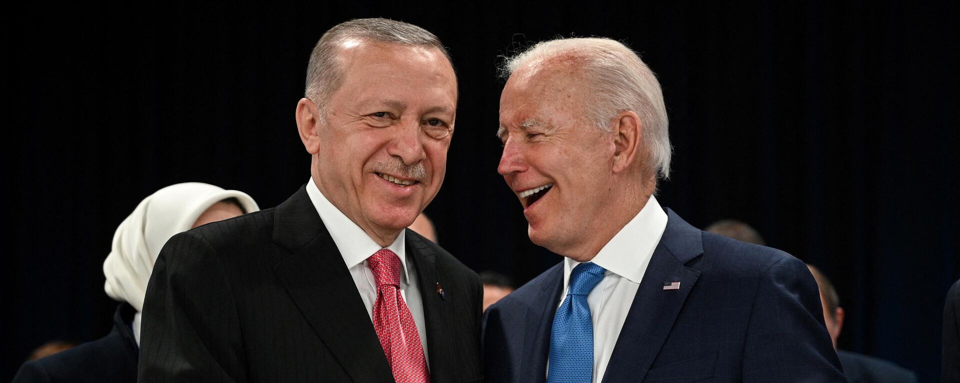 Recep Tayyip Erdogan, presidente de Turquía, y el mandatario estadounidense, Joe Biden, se dan la mano al inicio de la primera sesión plenaria de la cumbre de la OTAN, el 29 de junio de 2022  - Sputnik Mundo, 1920, 15.06.2024