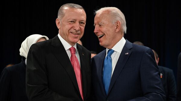 Recep Tayyip Erdogan, presidente de Turquía, y el mandatario estadounidense, Joe Biden, se dan la mano al inicio de la primera sesión plenaria de la cumbre de la OTAN, el 29 de junio de 2022  - Sputnik Mundo