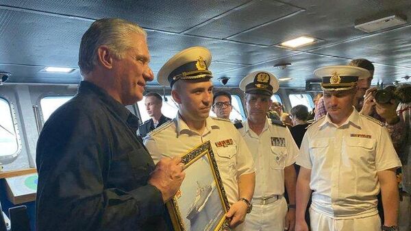 El presidente de Cuba, Miguel Diaz Canel, se reunió con las tripulaciones de las embarcaciones rusas. - Sputnik Mundo