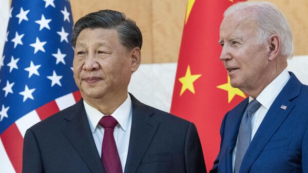 El presidente estadounidense, Joe Biden, con su homólogo chino, Xi Jinping, antes de una reunión al margen de la cumbre del G20, el 14 de noviembre de 2022, en Bali (Indonesia). - Sputnik Mundo