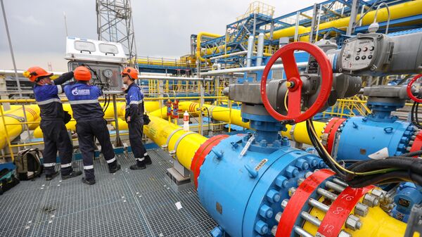 Empleados trabajan en la planta de procesamiento de gas de Gazprom en Amur, cerca de la ciudad de Svobodni, en la región de Amur, Rusia, el 13 de julio de 2021 - Sputnik Mundo
