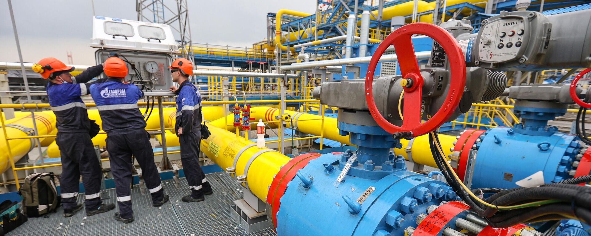 Empleados trabajan en la planta de procesamiento de gas de Gazprom en Amur, cerca de la ciudad de Svobodni, en la región de Amur, Rusia, el 13 de julio de 2021 - Sputnik Mundo, 1920, 16.06.2024