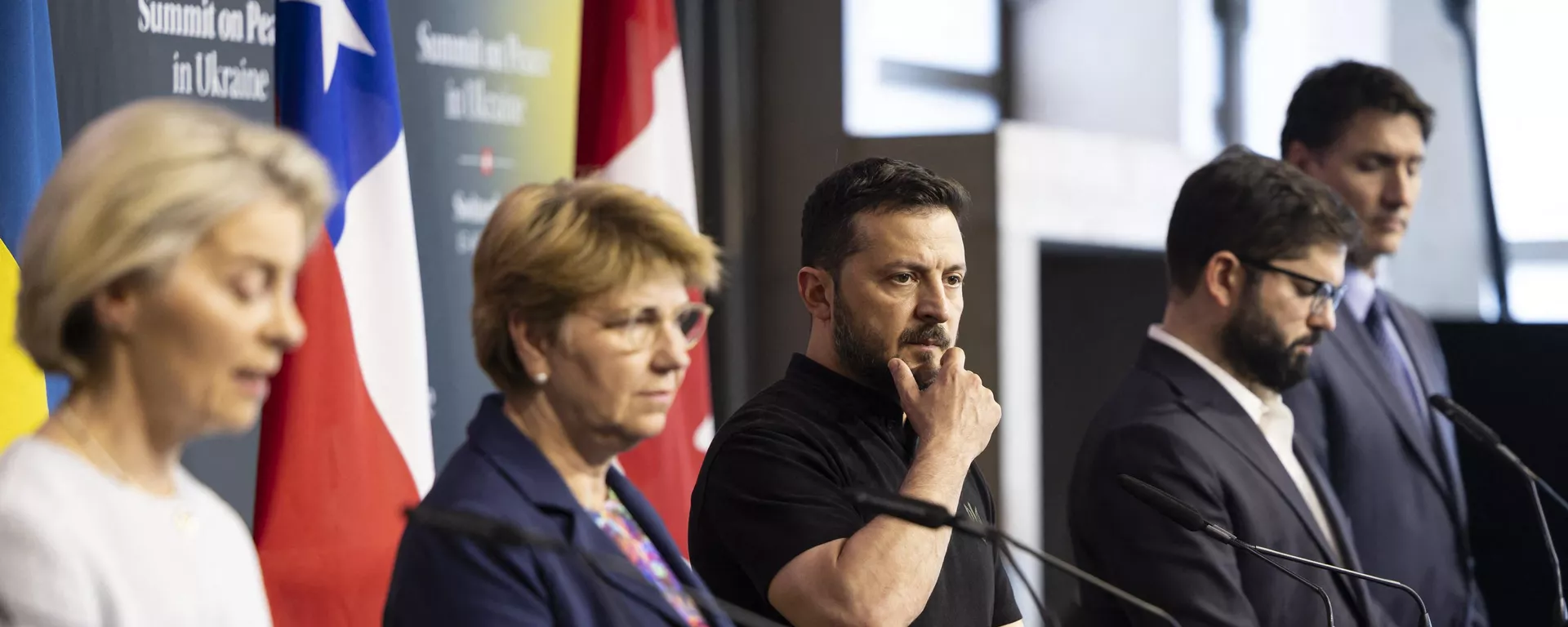 La presidenta de la Comisión Europea, Ursula von der Leyen, la presidenta federal suiza, Viola Amherd, Volodímir Zelenski, el presidente de Chile, Gabriel Boric, y el primer ministro canadiense, Justin Trudeau, intervienen en la rueda de prensa de clausura de la Cumbre sobre la paz en Ucrania  - Sputnik Mundo, 1920, 17.06.2024