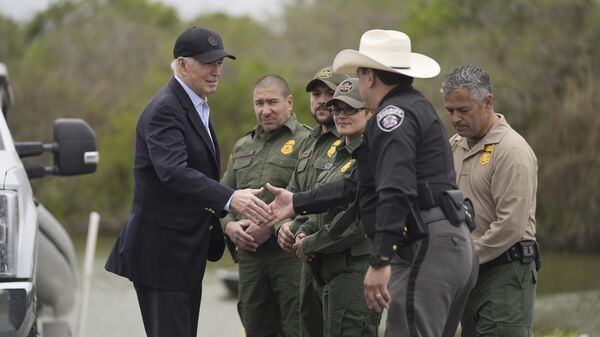 Joe Biden se reúne con oficiales de la patrulla fronteriza en Brownsville, Texas (archivo)  - Sputnik Mundo