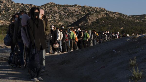 Los migrantes irregulares llegan a la frontera norte de México para viajar a Estados Unidos. - Sputnik Mundo