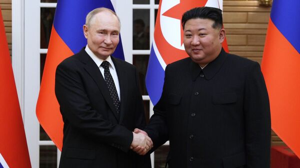 Vladímir Putin (izda.), presidente de Rusia, y Kim Jong-un (dcha.), líder de Corea del Norte, durante la visita de Putin a Pionyang, el 19 de junio de 2024 - Sputnik Mundo