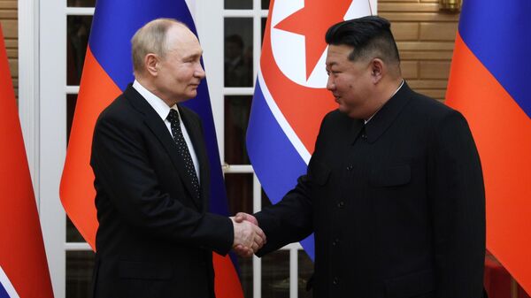 El presidente ruso, Vladímir Putin, y el mandatario de Corea del Norte, Kim Jong-un, el 19 de junio, 2024 - Sputnik Mundo