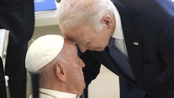 Papa Francisco y el presidente de EEUU, Joe Biden - Sputnik Mundo
