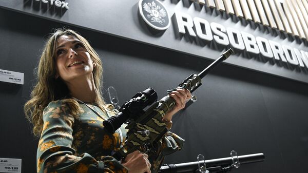 Una joven en una exhibición del armamento ruso - Sputnik Mundo