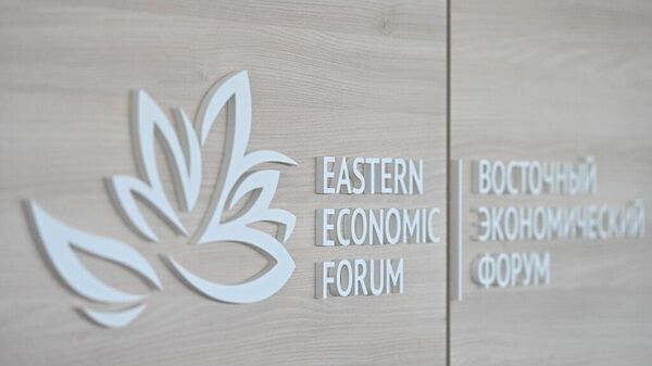 El logo del Foro Económico Oriental - Sputnik Mundo