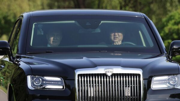 El presidente norcoreano, Kim Jong-un, viajó al volante del vehículo de la marca Aurus junto al presidente ruso, Vladímir Putin, el 19 de junio, 2024 - Sputnik Mundo