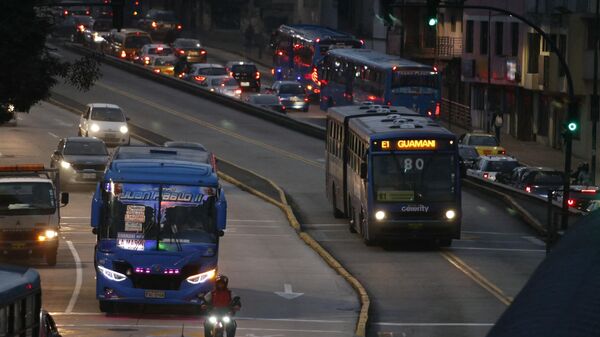 Dos autobuses viajan por una carretera principal durante un apagón en Quito el 19 de junio de 2024 - Sputnik Mundo