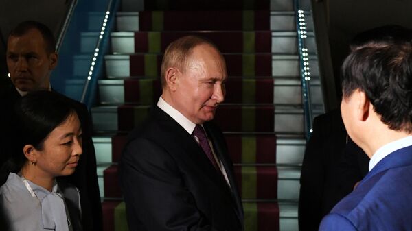 El presidente ruso se encuentra de visita en Vietnam  - Sputnik Mundo