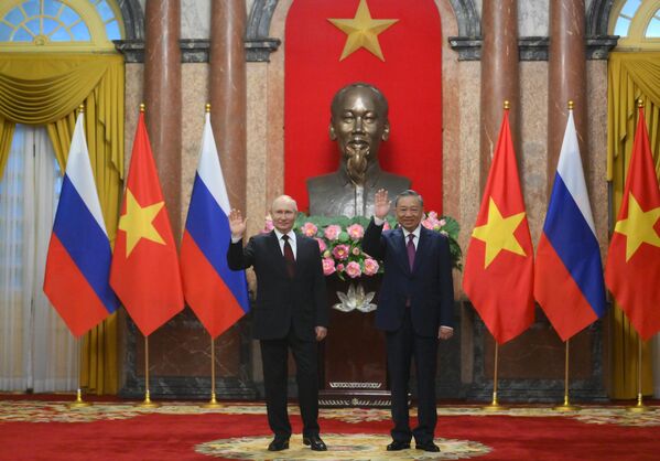El presidente ruso, Vladímir Putin (izda.), y el presidente de la República Socialista de Vietnam, Tho Lam, (dcha.) durante una sesión fotográfica conjunta en el Palacio Presidencial de Hanói. - Sputnik Mundo
