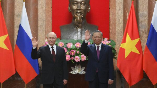 Президент РФ Владимир Путин и президент Социалистической Республики  Вьетнам То Лам (справа) на совместном фотографировании в Президентском дворце в Ханое - Sputnik Mundo