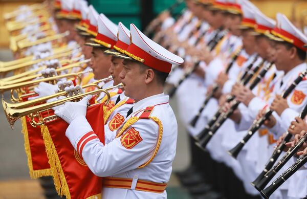 Putin también se reunirá con graduados de universidades soviéticas y rusas, depositará coronas de flores en el Monumento a los Héroes Caídos y en el Mausoleo de Ho Chi Minh. - Sputnik Mundo