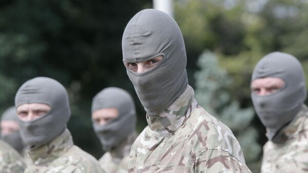 Un combatiente del batallón neonazi Azov (prohibido en Rusia por extremista y terrorista) - Sputnik Mundo