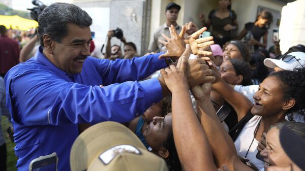 El presidente de Venezuela, Nicolás Maduro, saluda a sus partidarios, el 15 de mayo, 2024 - Sputnik Mundo