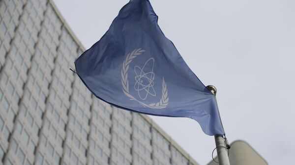Bandera del Organismo Internacional de Energía Atómica - Sputnik Mundo