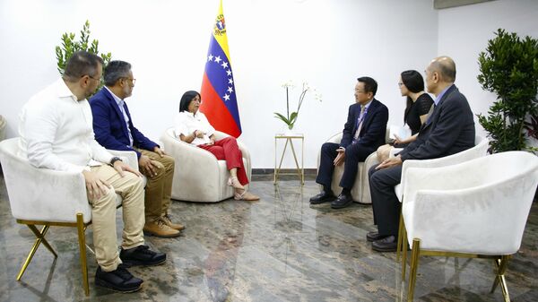 Delcy Rodríguez se reúne con el presidente del Instituto de Desarrollo de China - Sputnik Mundo