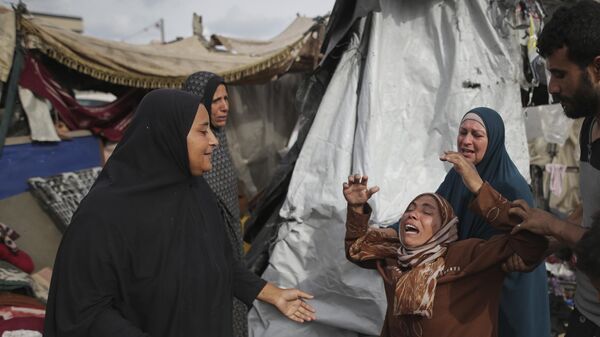 Palestinos desplazados inspeccionan sus tiendas destruidas por los bombardeos israelíes, el 28 de mayo, 2024 - Sputnik Mundo