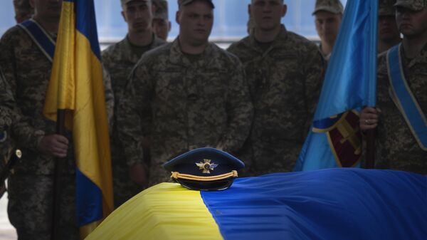 Soldados presentan sus últimos respetos al féretro de un piloto ucraniano - Sputnik Mundo