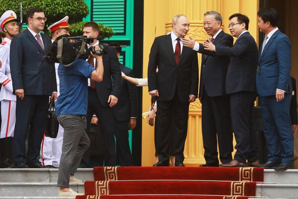 El mandatario ruso, Vladímir Putin, y el presidente de Vietnam, To Lam, en la ceremonia oficial de bienvenida en el Palacio Presidencial de Hanói. - Sputnik Mundo