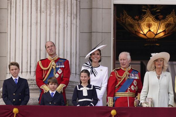 La familia real británica durante el desfile del cumpleaños del rey Carlos III. - Sputnik Mundo