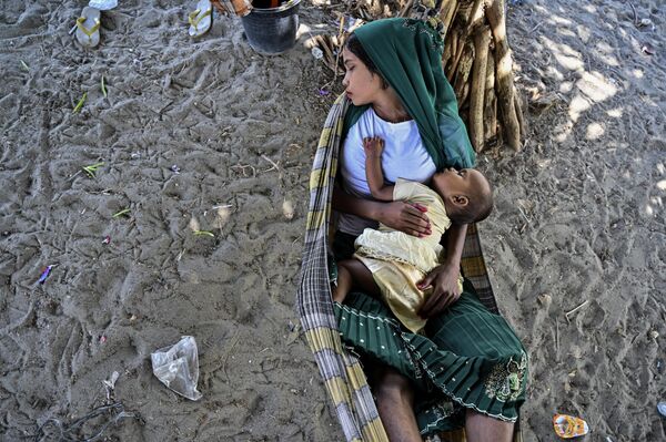 Una mujer y su bebé duermen en una hamaca en un refugio rohingya en Indonesia. - Sputnik Mundo