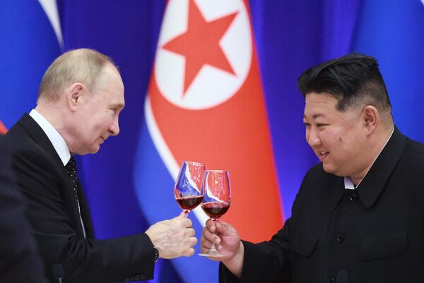 El presidente ruso, Vladímir Putin, y su homólogo norcoreano, Kim Jong-un, asisten a una recepción de Estado en honor del mandatario de Rusia en la Casa de Recepciones de Monnangwan. - Sputnik Mundo