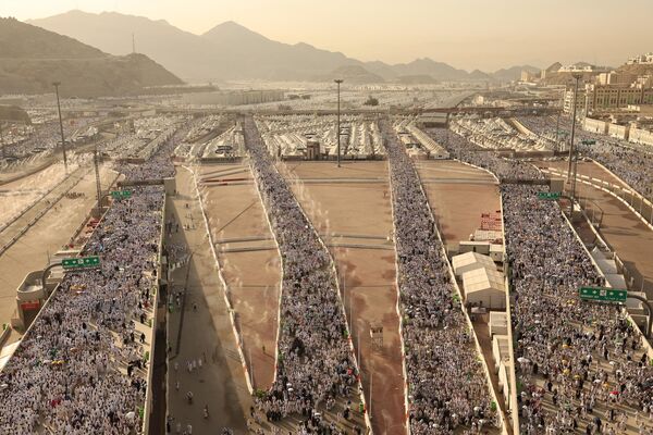 Peregrinos musulmanes llegan para realizar el ritual simbólico de lapidación del diablo como parte de la peregrinación hajj en Mina, cerca de la ciudad santa saudí de La Meca. - Sputnik Mundo