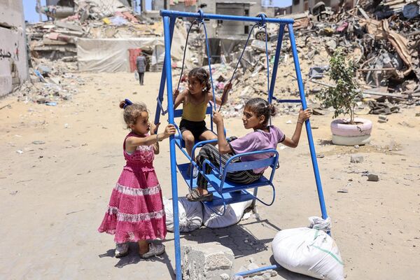 Niños juegan en el campamento para refugiados de Jabalia, en el norte de la Franja de Gaza. - Sputnik Mundo