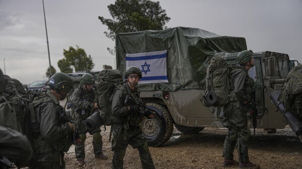 Soldados israelíes se preparan para entrar en la Franja de Gaza, en una zona cerca de la frontera entre Israel y Gaza, en el sur de Israel, el  13 de diciembre de 2023  - Sputnik Mundo