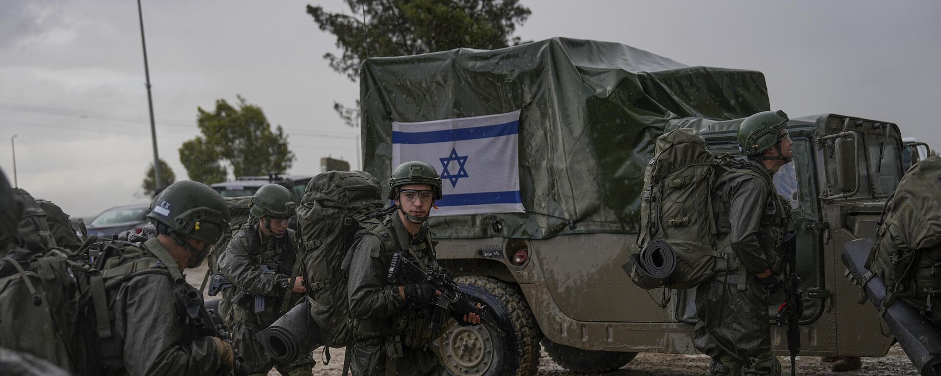 Soldados israelíes se preparan para entrar en la Franja de Gaza, en una zona cerca de la frontera entre Israel y Gaza, en el sur de Israel, el  13 de diciembre de 2023  - Sputnik Mundo, 1920, 22.06.2024