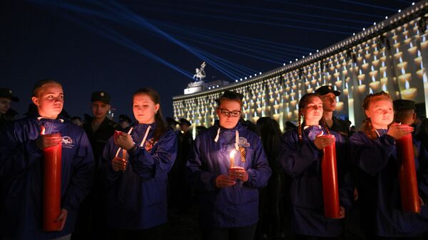 Participantes en la acción nacional Vela del Recuerdo en Moscú, dedicada al 83º aniversario del comienzo de la Gran Guerra Patria  - Sputnik Mundo