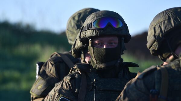 Militares rusos durante una sesión informativa antes de la salida de un convoy logístico de las Fuerzas Armadas rusas hacia la zona de operación militar especial. - Sputnik Mundo